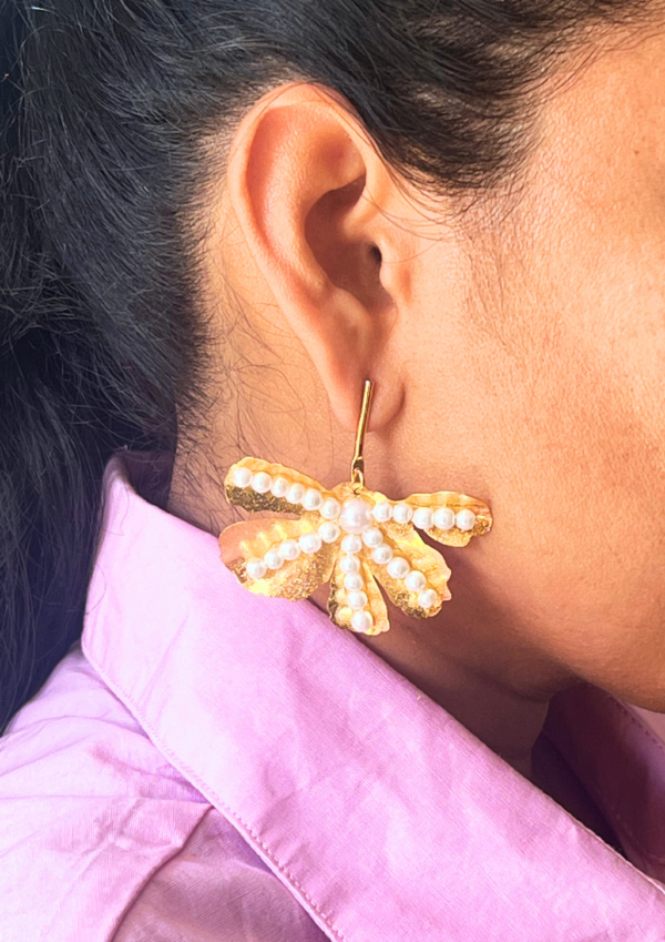 Aretes Elegancia Natural De Perlas, En Bronce con recubrimiento de Oro 24k