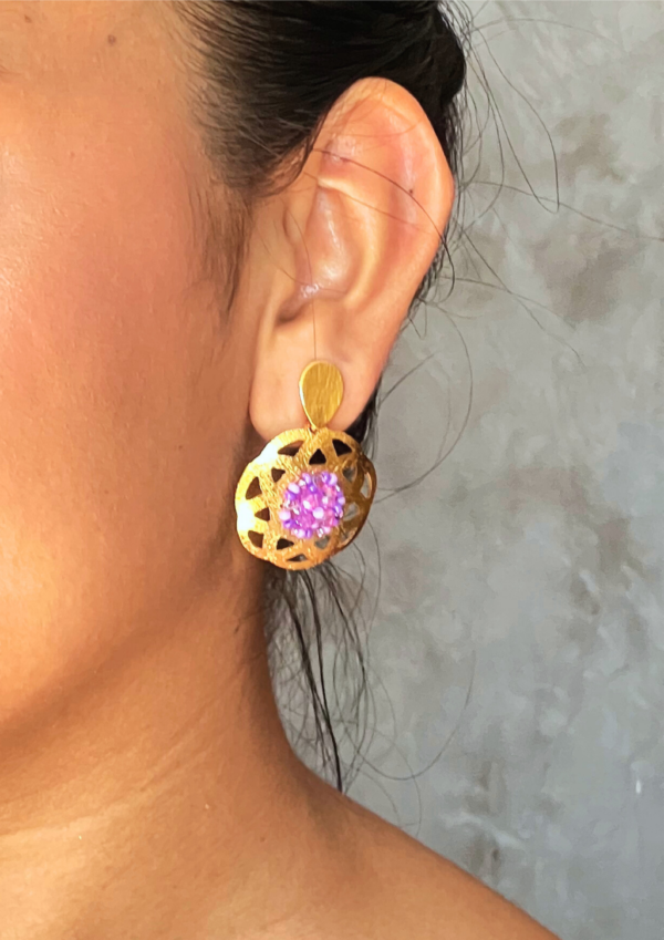 Aretes Aura Violeta, en Bronce Con recubrimiento de oro 24k