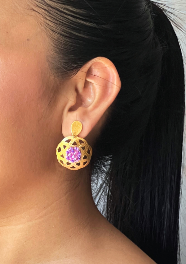 Aretes Aura Violeta, en Bronce Con recubrimiento de oro 24k