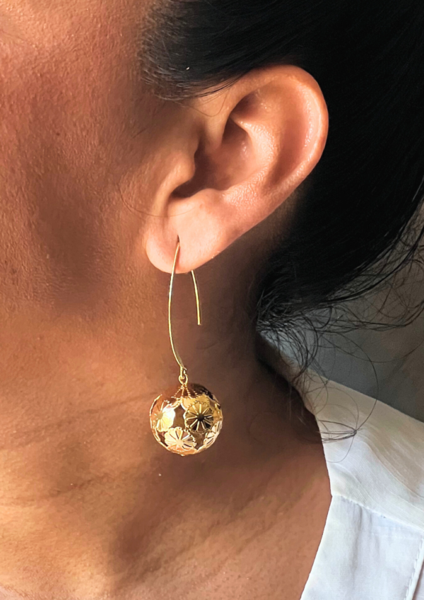 Aretes Orbes Dorados, En Bronce con recubrimiento en oro 24k