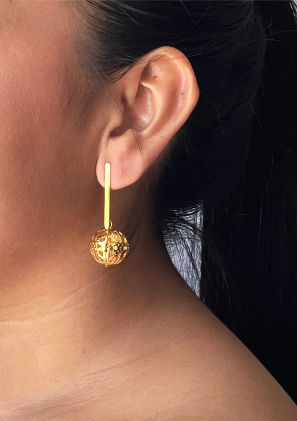 Aretes Orbes Radiantes, En Bronce con recubrimiento de oro 24k