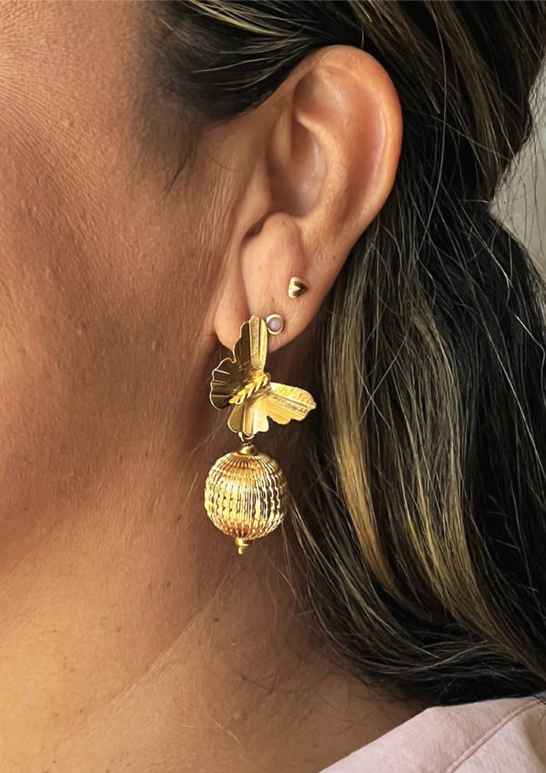 Aretes Esfera en Vuelo De Mariposa, En Bronce con recubrimiento de Oro 24k