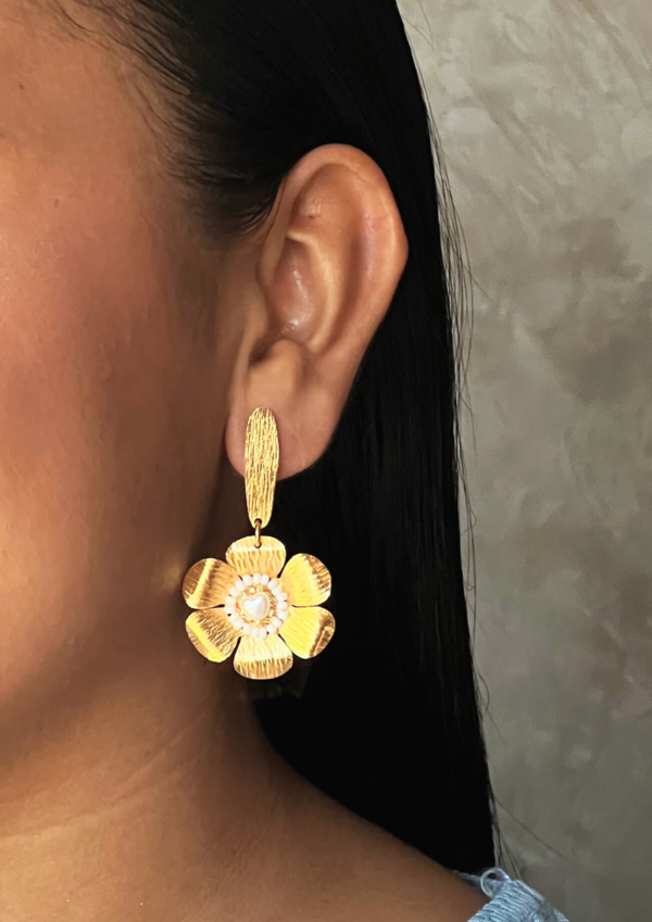 Aretes Corazón Floral, En Bronce con recubrimientro de oro 24k