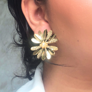 Aretes en forma de girasol, bronce en baño de oro de 24k