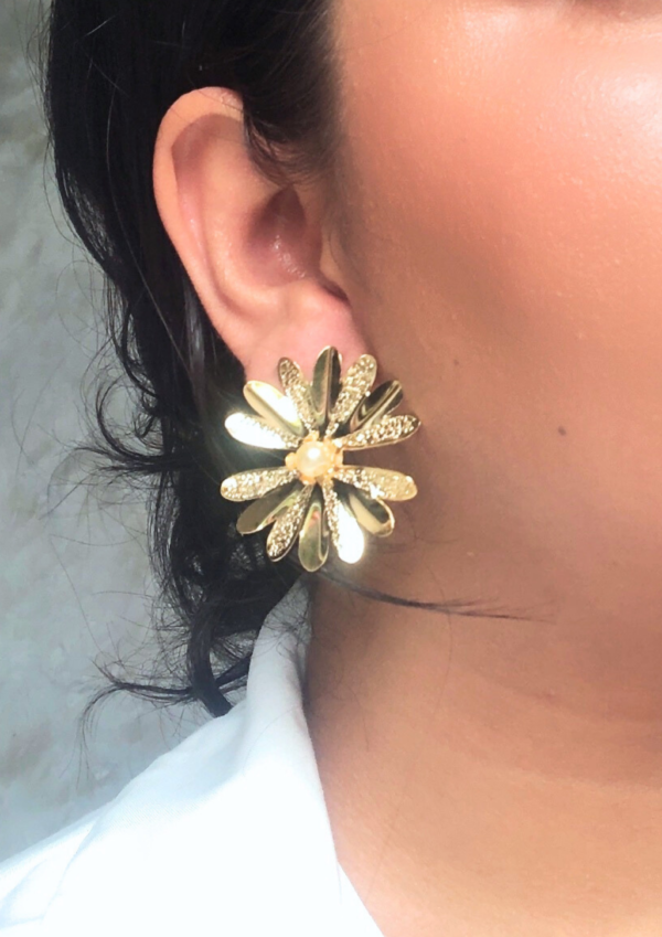 Aretes en forma de girasol, bronce en baño de oro de 24k