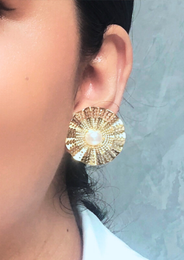 Aretes Circular con perla, Bronce con baño de oro 24k