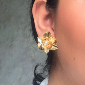 Arete Orquídea Elegante, en bronce con baño de oro 24K