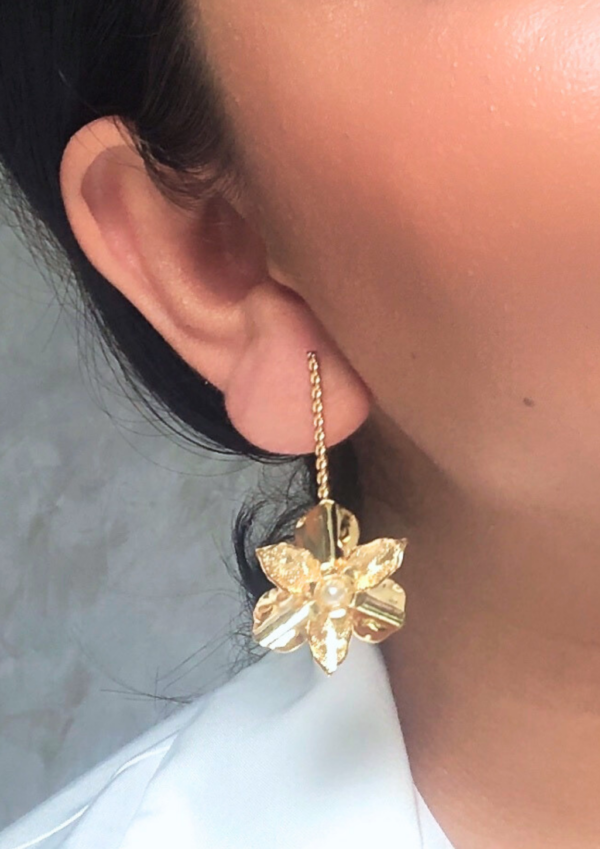 Aretes Flor Del Verano, en bronce con baño de oro 24K