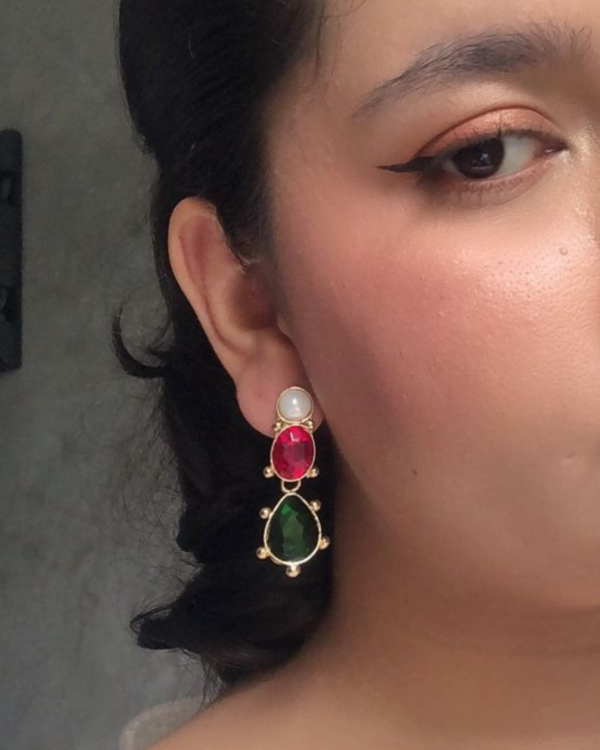 arete bicolor fucsia con verde y perla natural