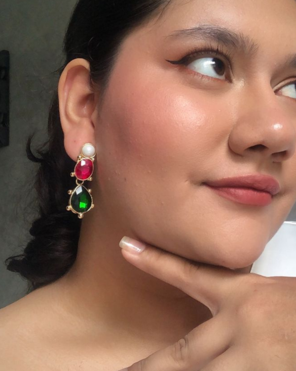 arete bicolor fucsia con verde y perla natural